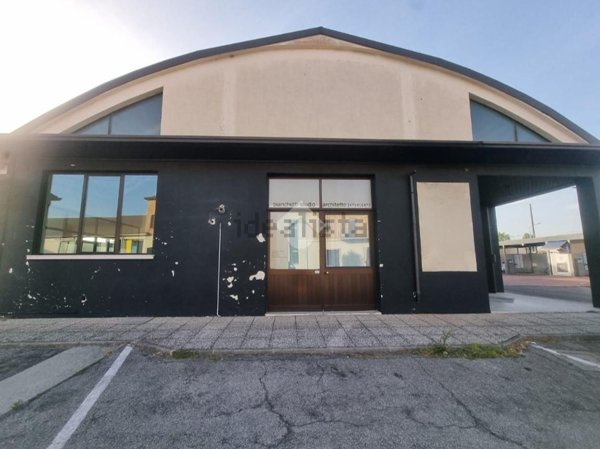 locale commerciale in vendita a Brescia in zona Villaggio Badia