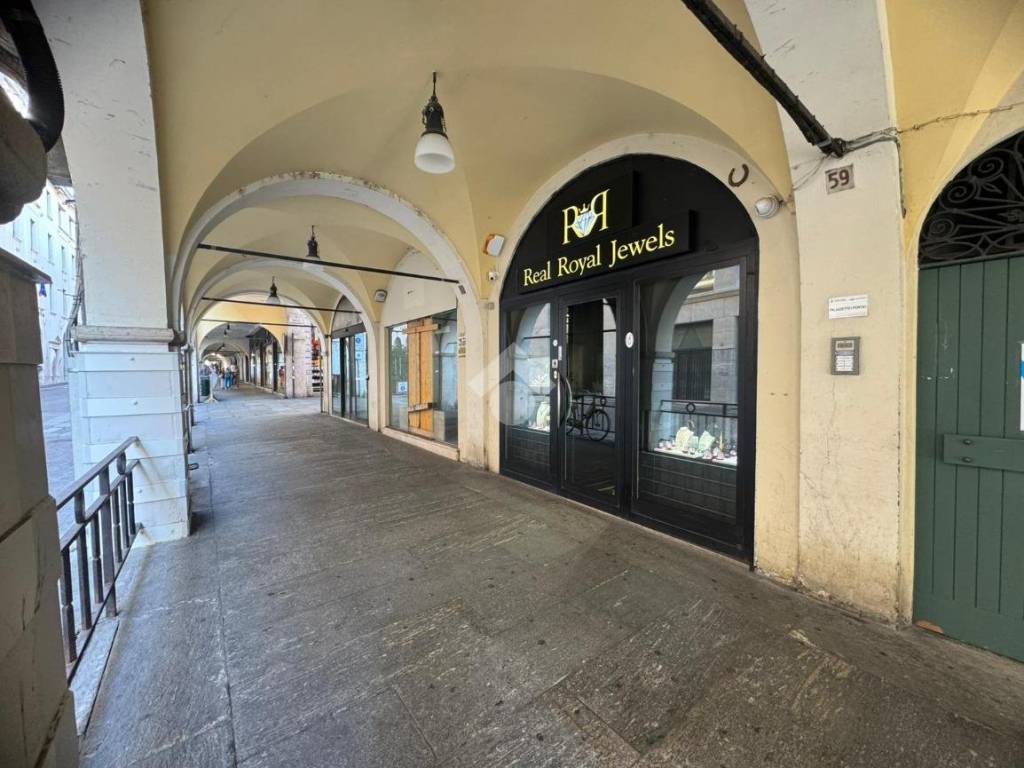 locale commerciale in vendita a Brescia in zona Centro Storico