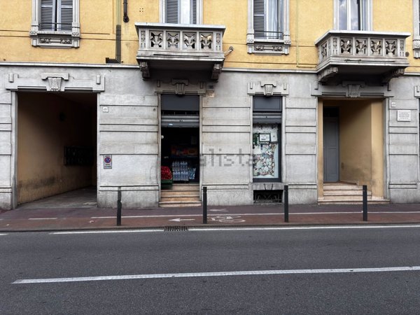 negozio in vendita a Brescia in zona Fiumicello