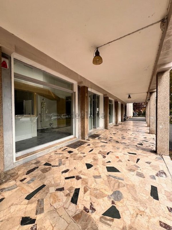locale commerciale in vendita a Brescia in zona Urago/Mella