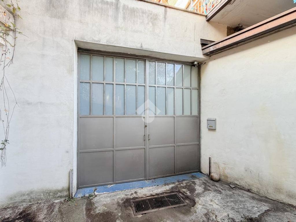 locale commerciale in vendita a Brescia in zona Porta Venezia