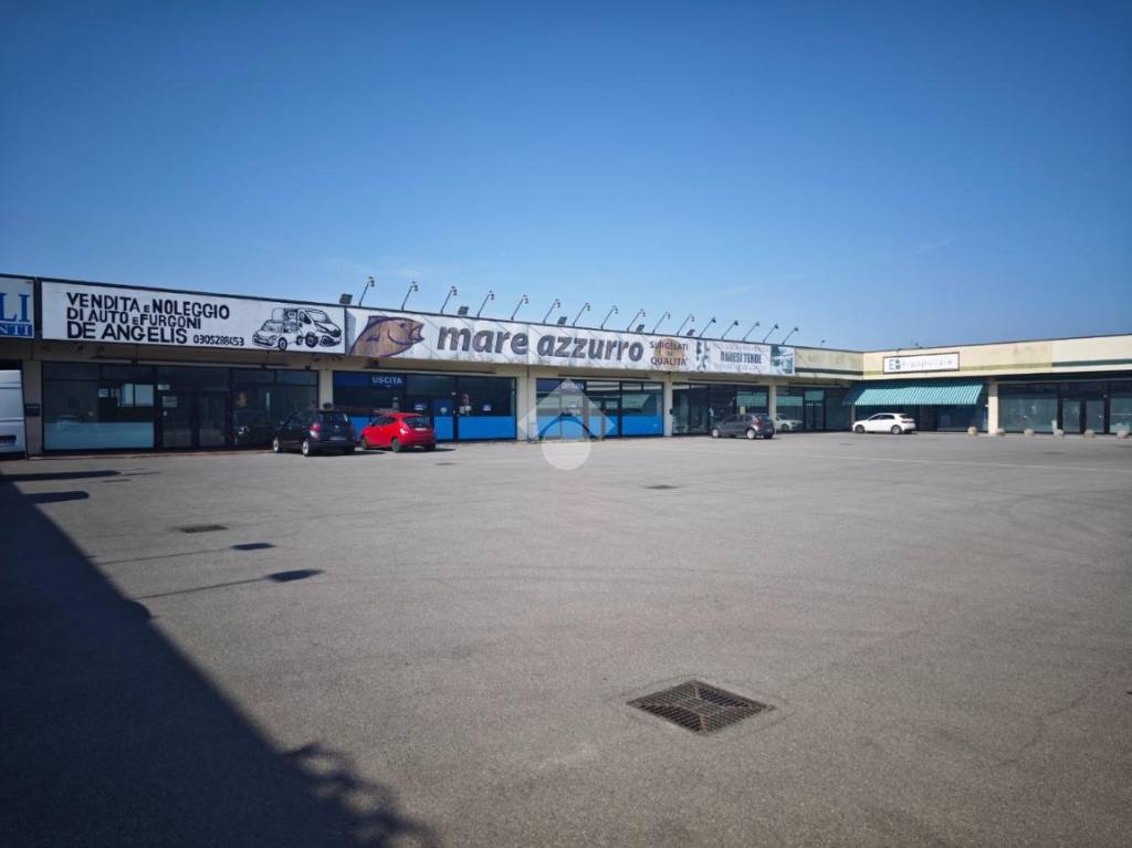 negozio in vendita a Brescia in zona Villaggio Violino