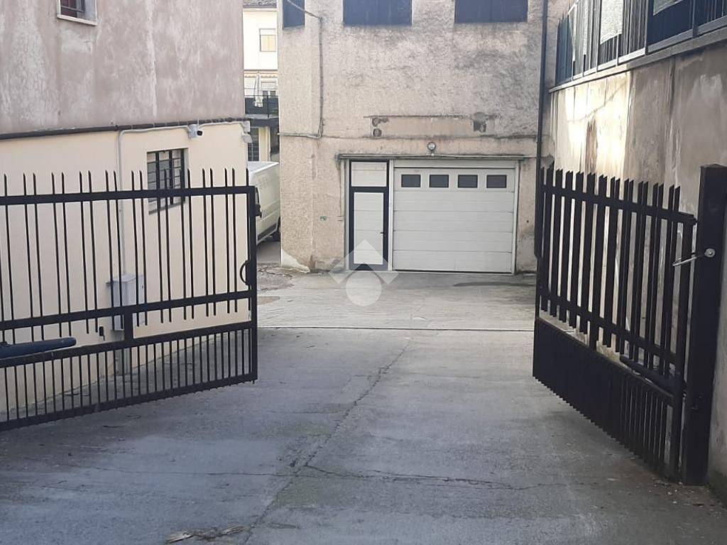 locale commerciale in vendita a Brescia in zona Volta