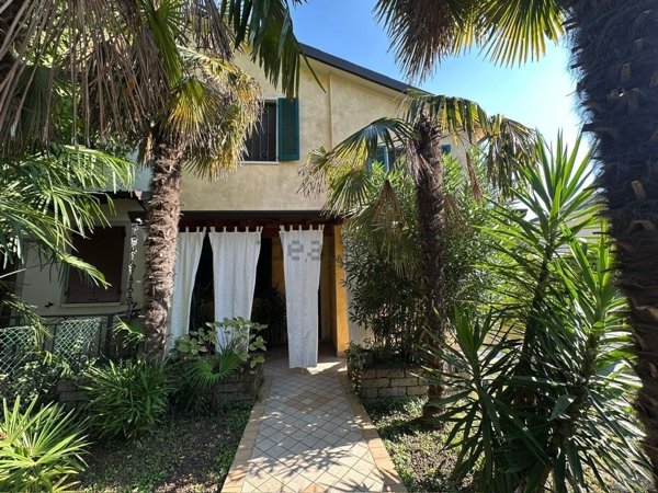 casa indipendente in vendita a Brescia in zona Villaggio Violino