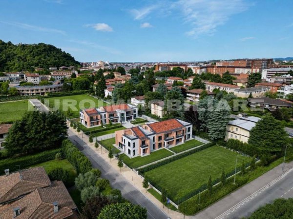 casa indipendente in vendita a Brescia in zona Costalunga