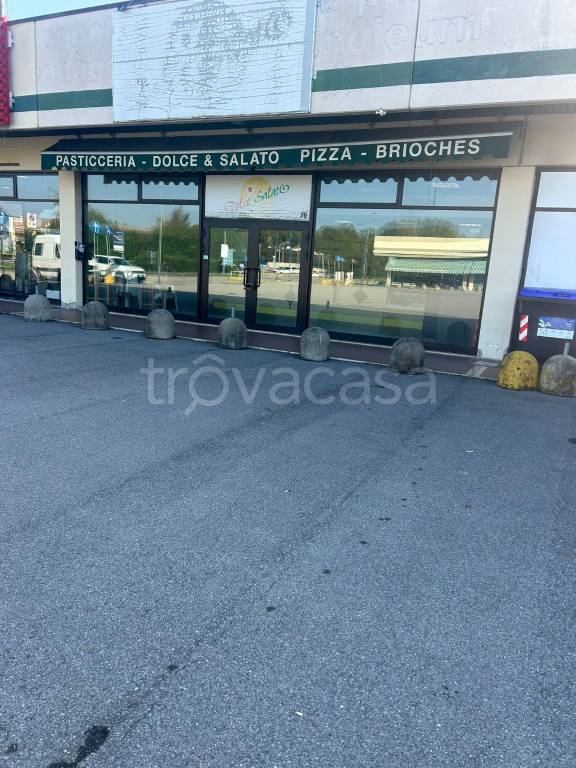 negozio in vendita a Brescia in zona Villaggio Violino