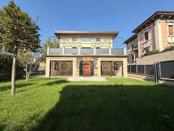 appartamento in vendita a Brescia in zona Crocifissa di Rosa