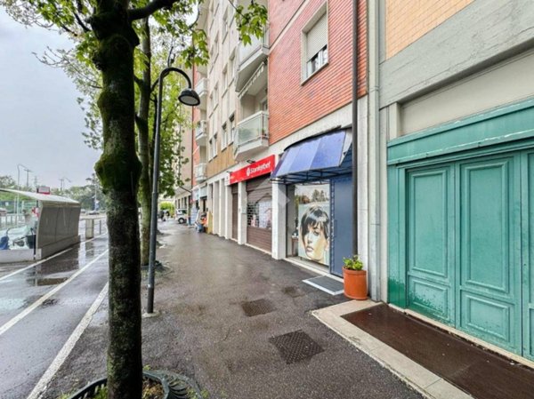 negozio in vendita a Brescia in zona Volta