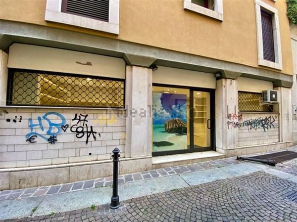 locale commerciale in vendita a Brescia in zona Centro Storico