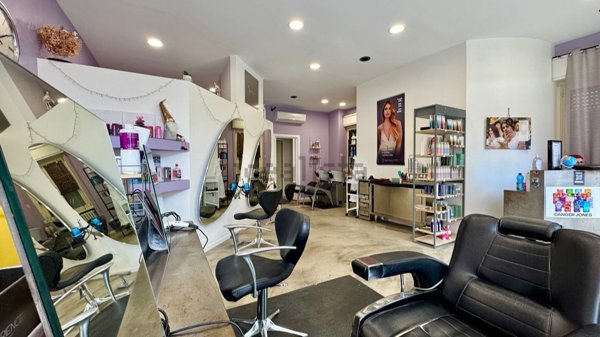 negozio in vendita a Brescia in zona Fiumicello