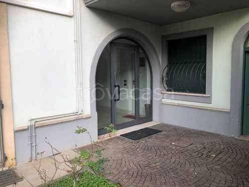 negozio in vendita a Brescia in zona Crocifissa di Rosa