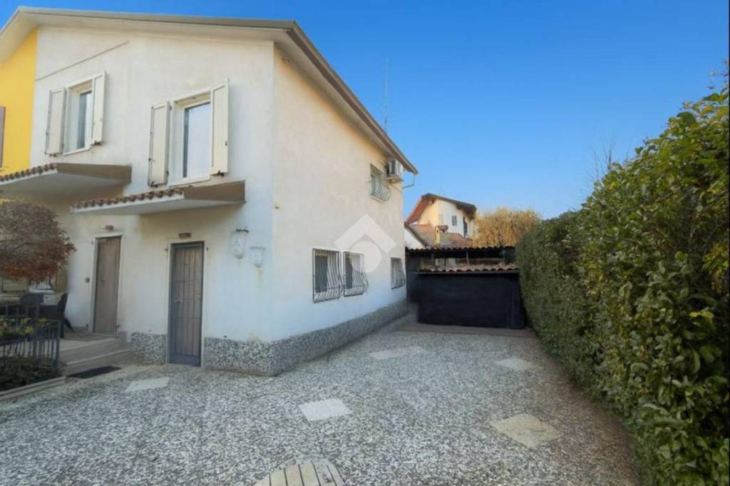 casa indipendente in vendita a Brescia in zona Villaggio Violino