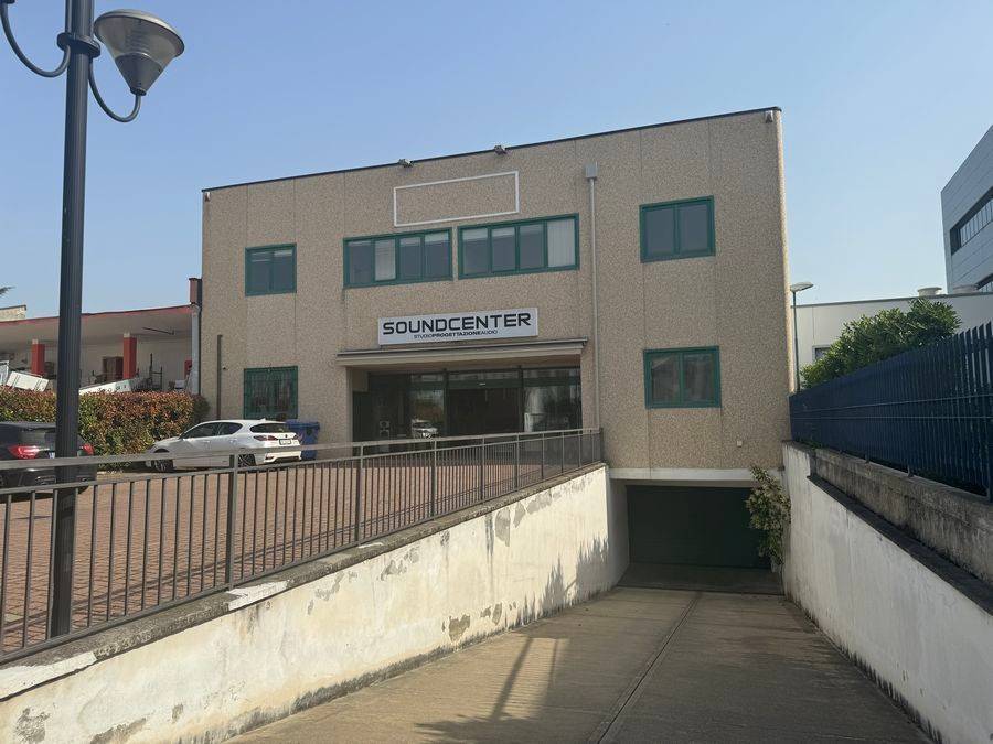 locale commerciale in vendita a Brescia in zona Chiesa Nuova