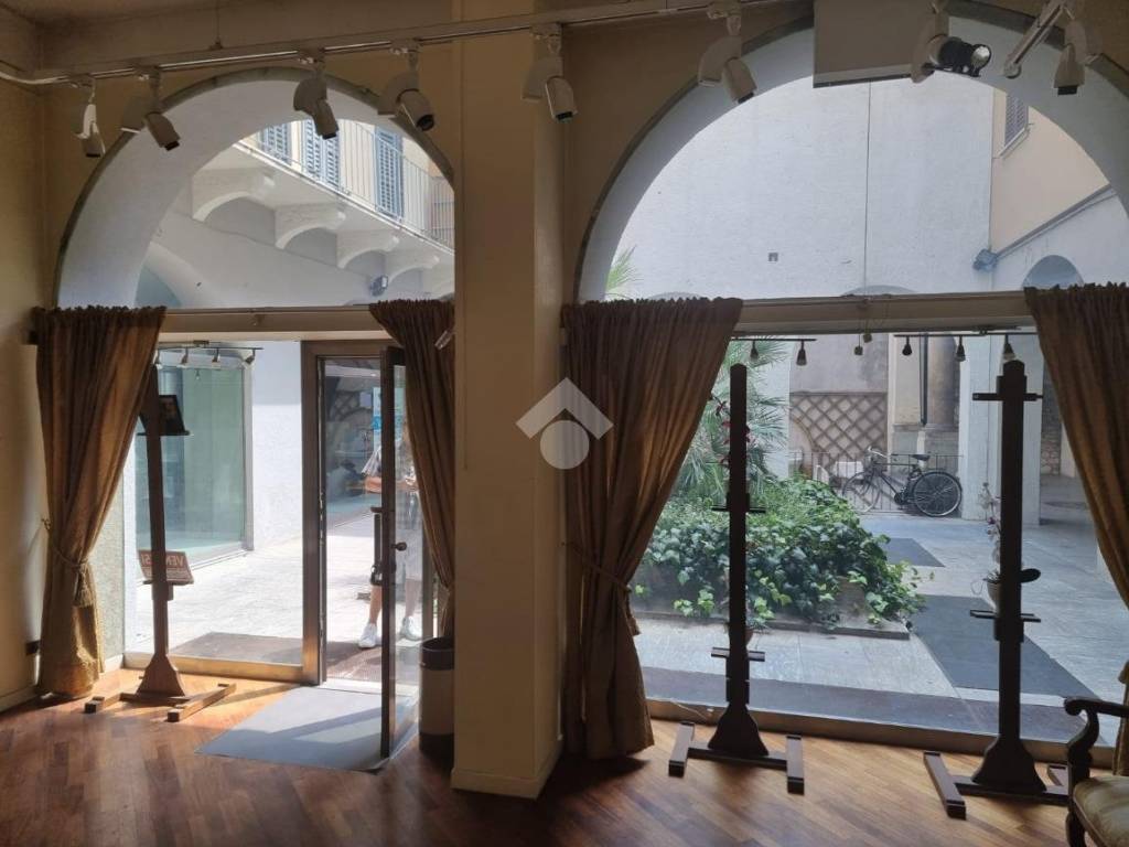 negozio in vendita a Brescia in zona Centro Storico