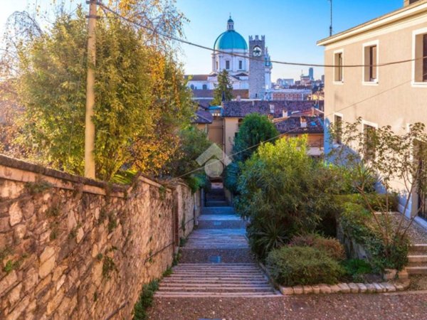 casa indipendente in vendita a Brescia in zona Centro Storico