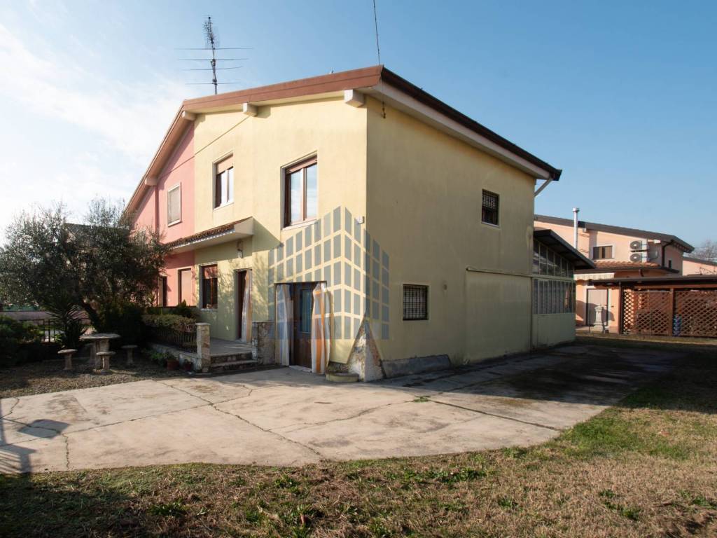 casa indipendente in vendita a Brescia in zona Volta