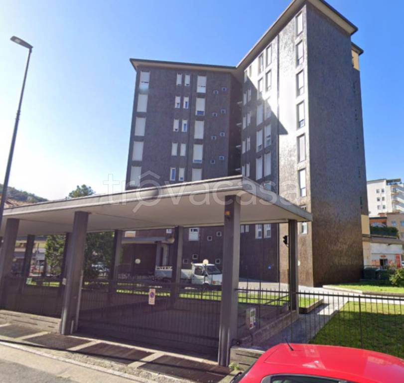 locale commerciale in vendita a Brescia in zona Crocifissa di Rosa