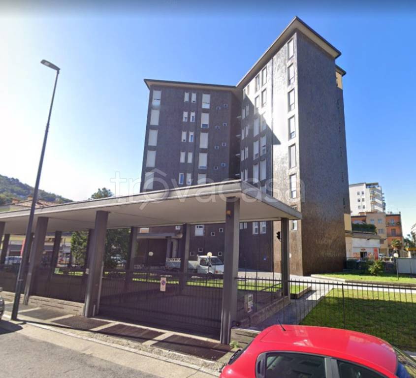 locale commerciale in vendita a Brescia in zona Crocifissa di Rosa