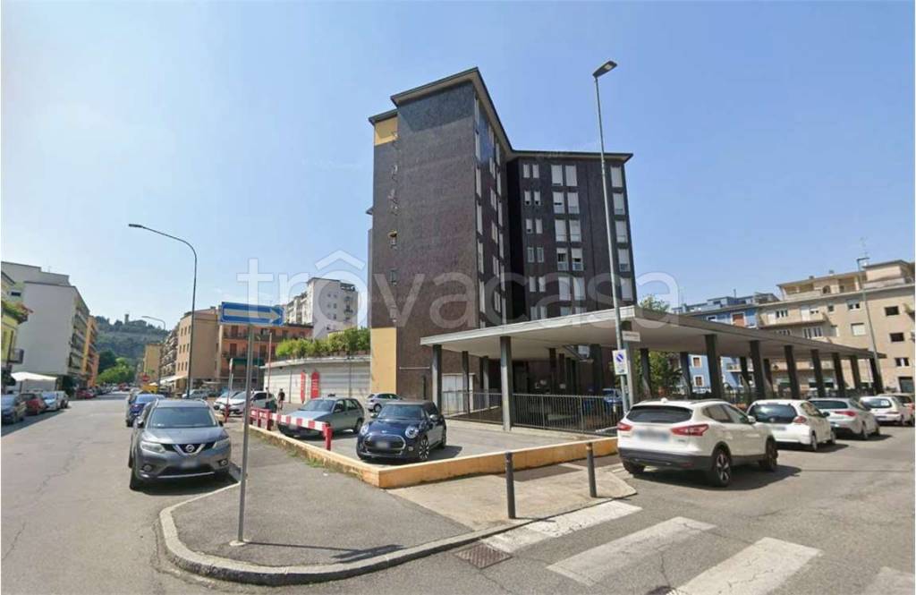 locale commerciale in vendita a Brescia in zona Crocifissa di Rosa