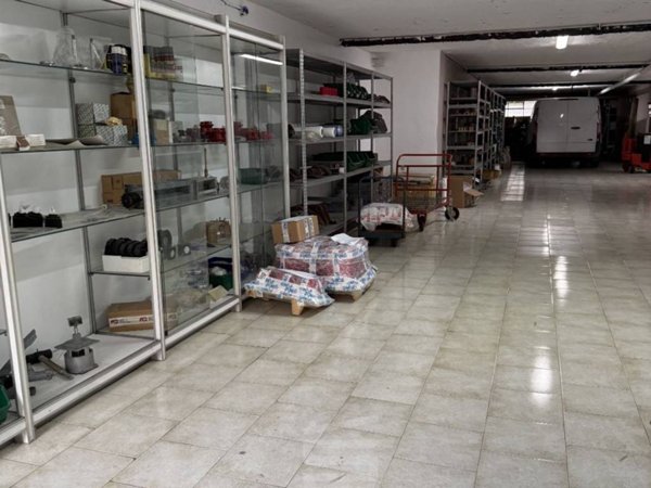 locale commerciale in vendita a Brescia in zona Villaggio Prealpino