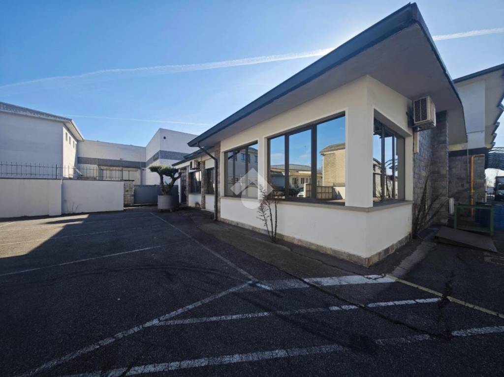 capannone in vendita a Brescia in zona Villaggio Violino