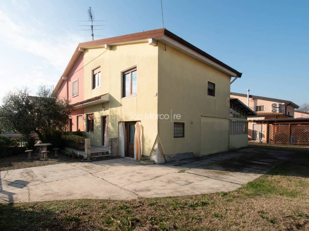 casa indipendente in vendita a Brescia in zona Volta