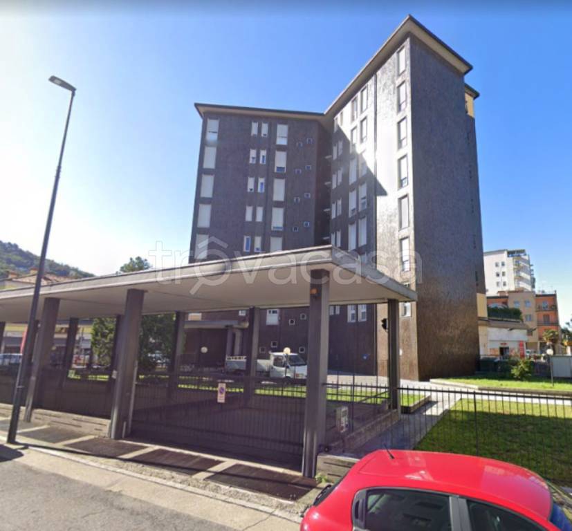 locale commerciale in vendita a Brescia in zona Crocifissa di Rosa