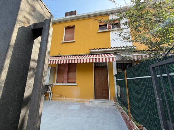 casa indipendente in vendita a Brescia in zona Lamarmora