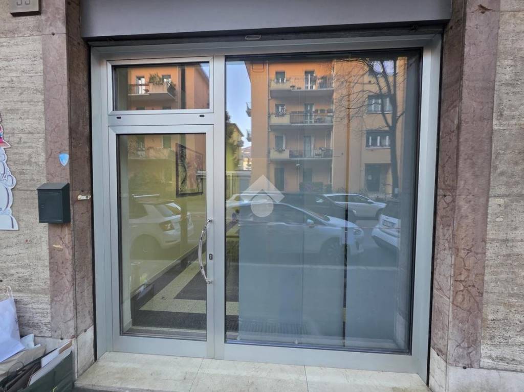 negozio in vendita a Brescia in zona Crocifissa di Rosa