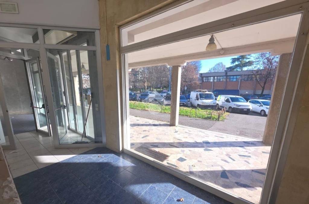 negozio in vendita a Brescia in zona Urago/Mella