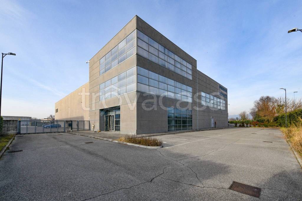 locale commerciale in vendita a Brescia in zona Fornaci