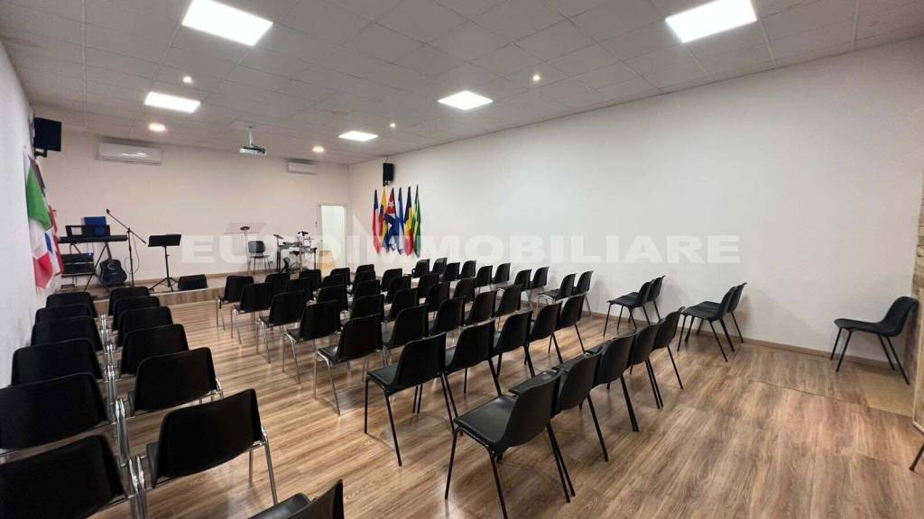 locale commerciale in vendita a Brescia in zona Porta Venezia