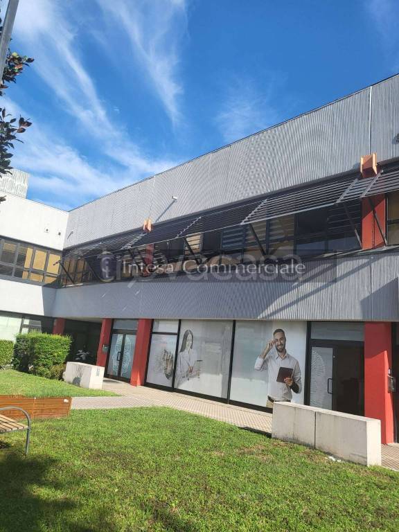 negozio in vendita a Brescia in zona Fiumicello