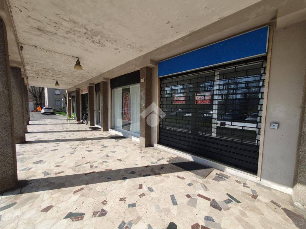 negozio in vendita a Brescia in zona Urago/Mella
