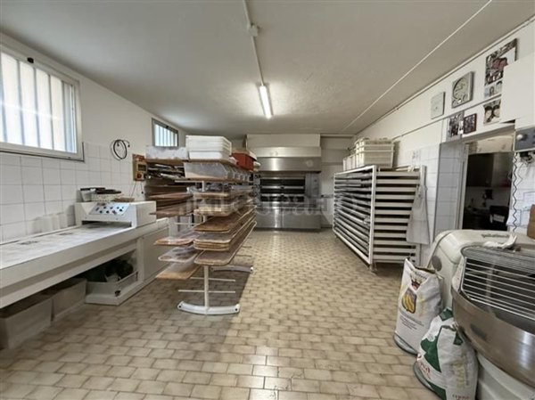 locale commerciale in vendita a Brescia in zona Urago/Mella