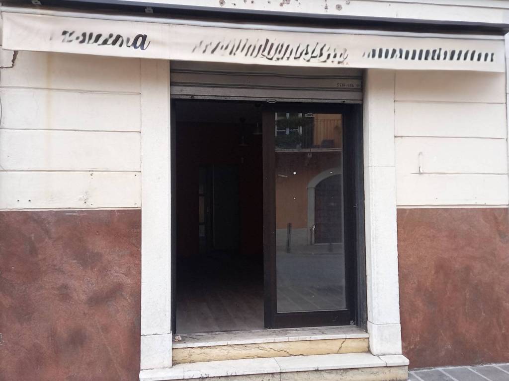 negozio in vendita a Brescia in zona Sant'Eufemia