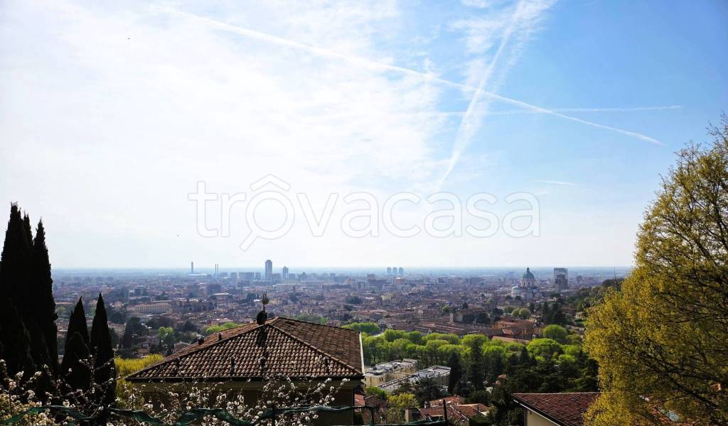 casa indipendente in vendita a Brescia in zona Lamarmora