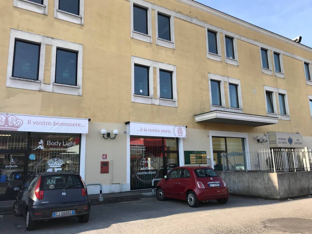 negozio in vendita a Brescia in zona Villaggio Prealpino