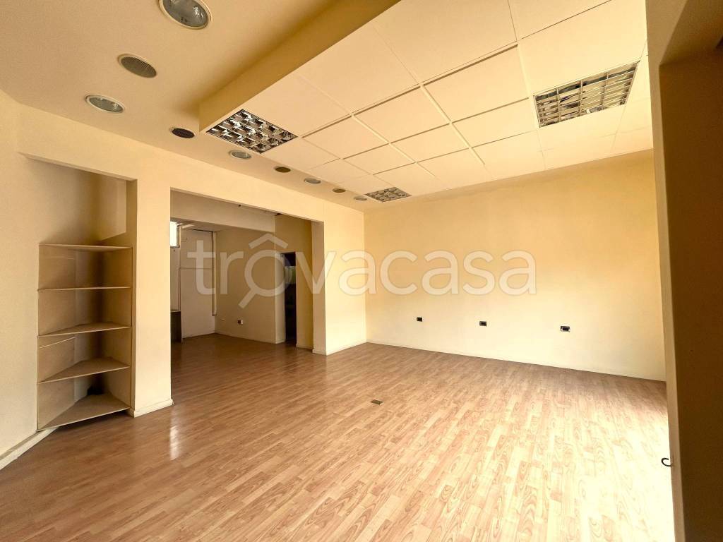 negozio in vendita a Brescia in zona Villaggio Prealpino