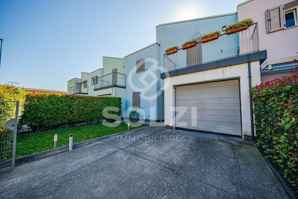casa indipendente in vendita a Brescia in zona Villaggio Violino