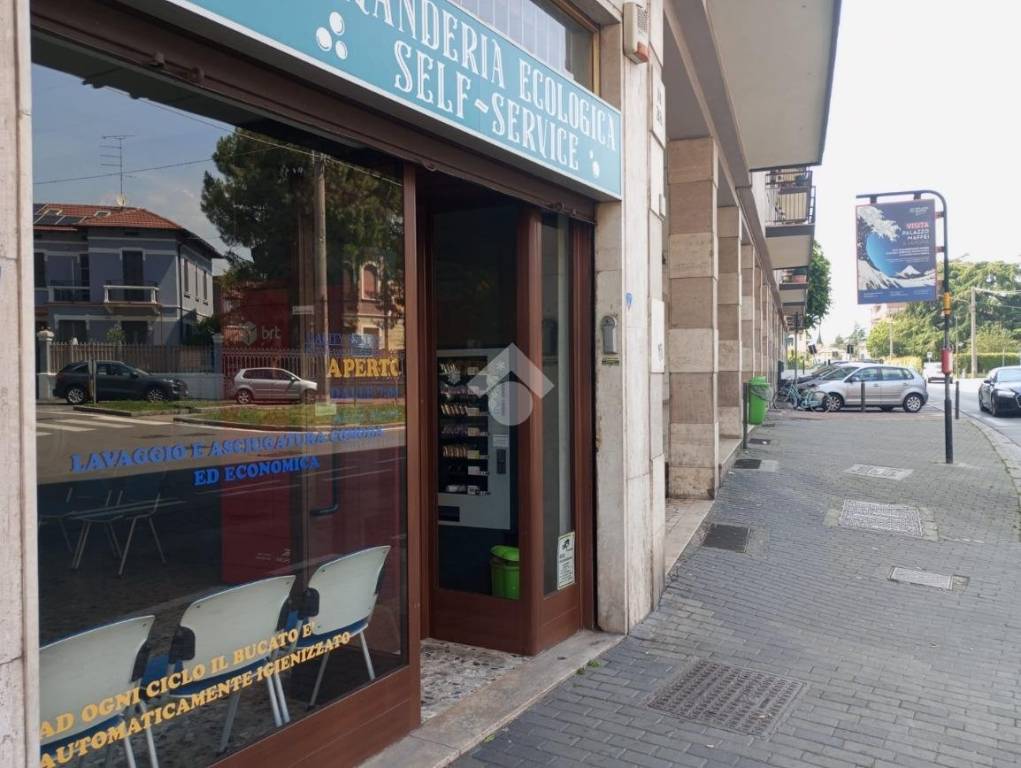 negozio in vendita a Brescia in zona Don Bosco