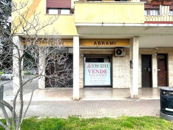 negozio in vendita a Brescia in zona Urago/Mella
