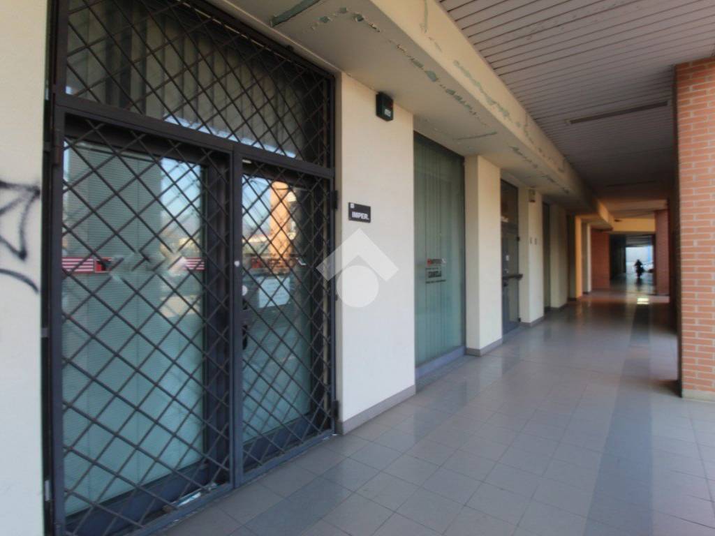 negozio in vendita a Brescia in zona Volta