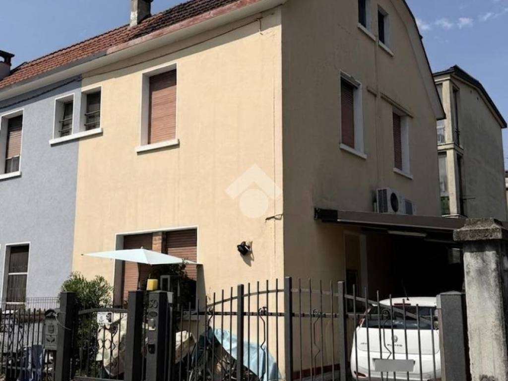 casa indipendente in vendita a Brescia in zona Quartiere Primo Maggio