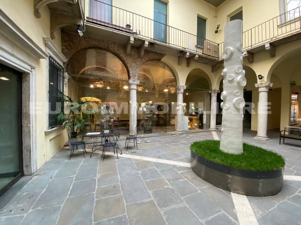 negozio in vendita a Brescia in zona Centro Storico