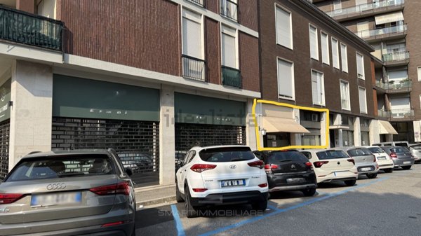 locale commerciale in vendita a Brescia in zona Crocifissa di Rosa