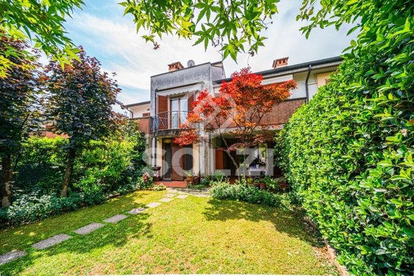 casa indipendente in vendita a Brescia in zona Lamarmora