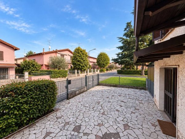 casa indipendente in vendita a Brescia in zona Villaggio Badia