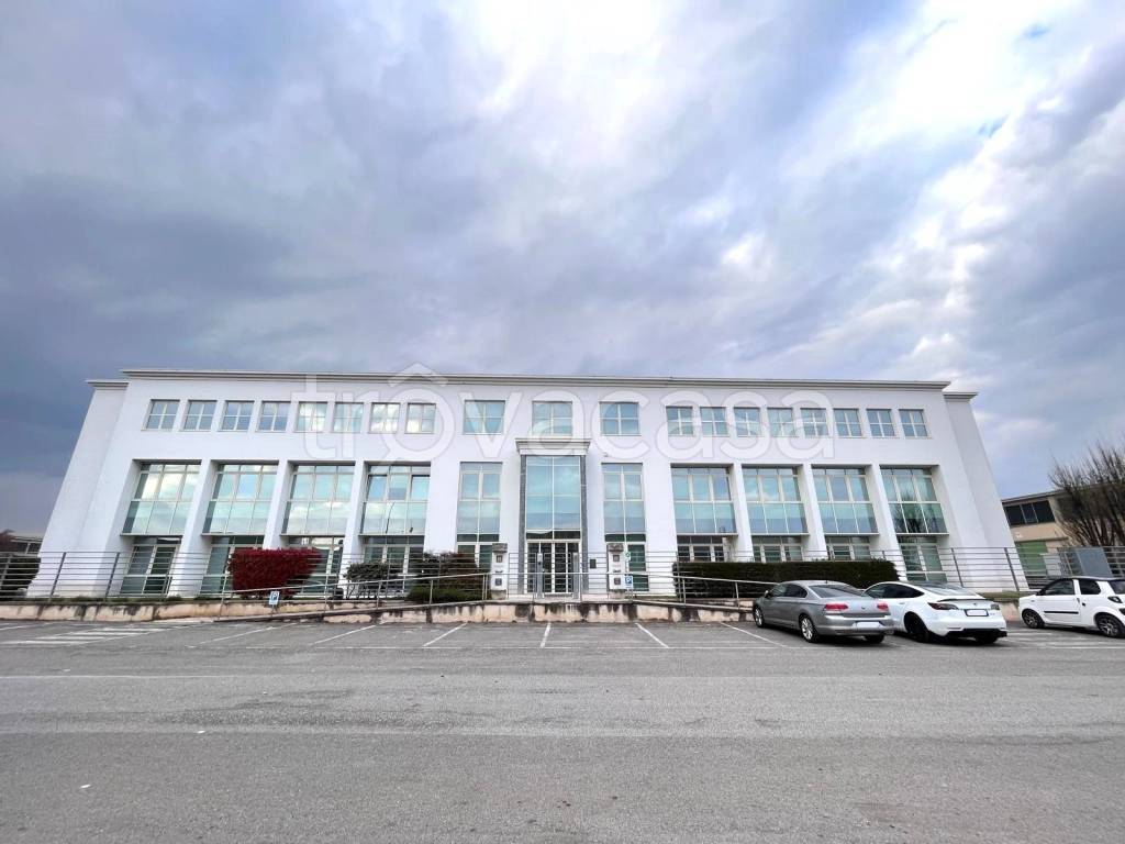 locale commerciale in vendita a Brescia in zona Fornaci