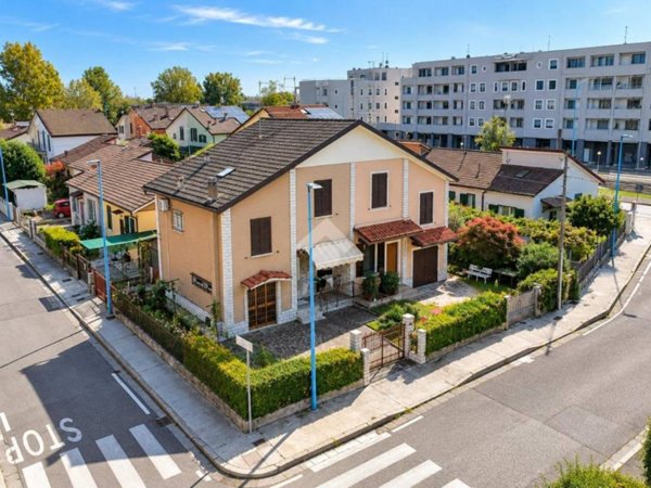 casa indipendente in vendita a Brescia in zona Villaggio Badia
